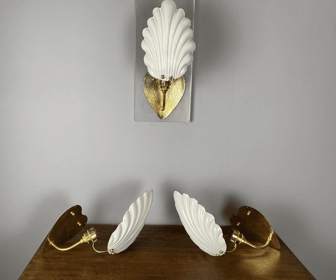 FRENCH SHELL WALL LIGHT IN WHITE ENAMEL (22554)